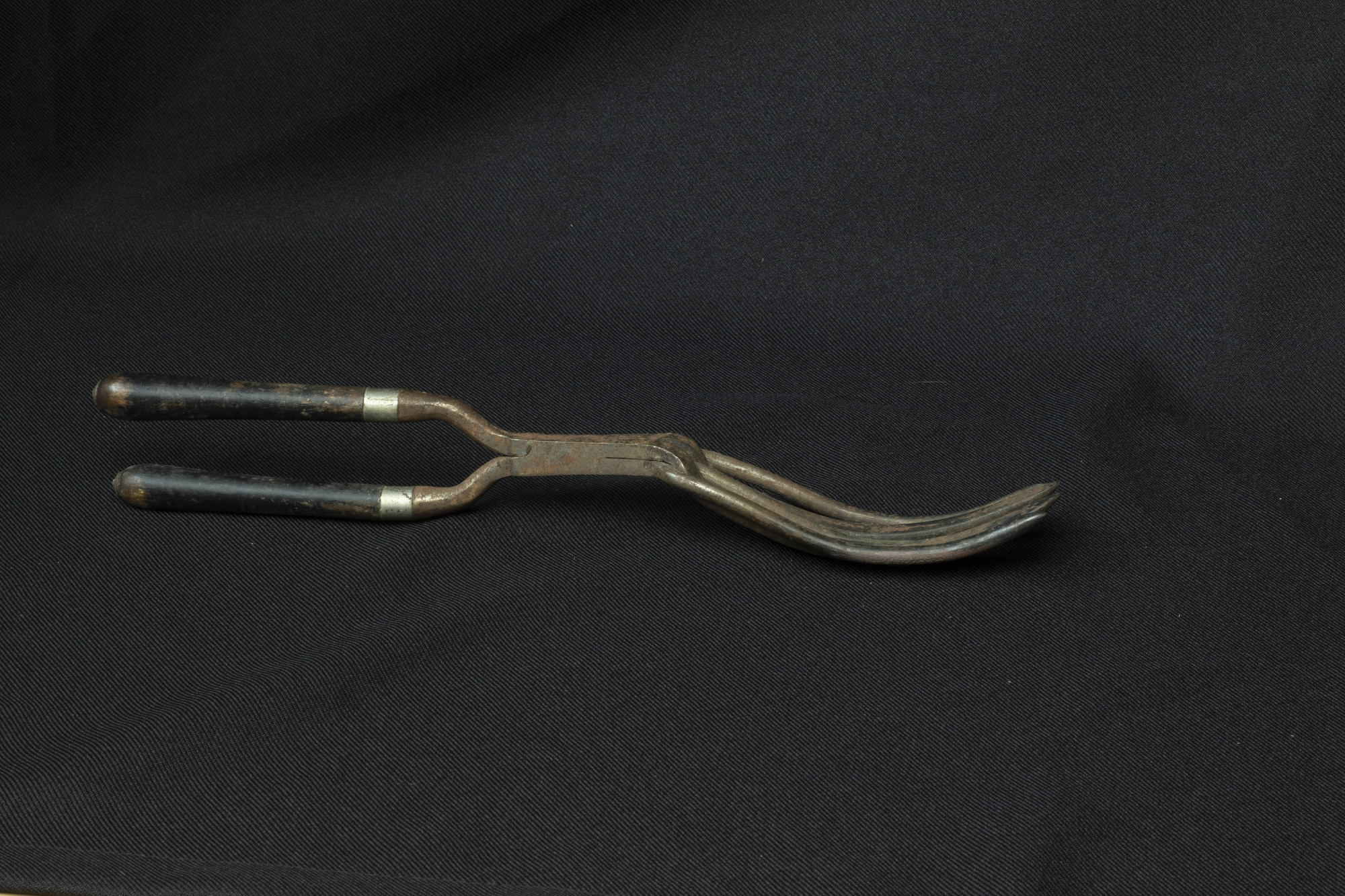 2 Hair curling tongs with case: front view