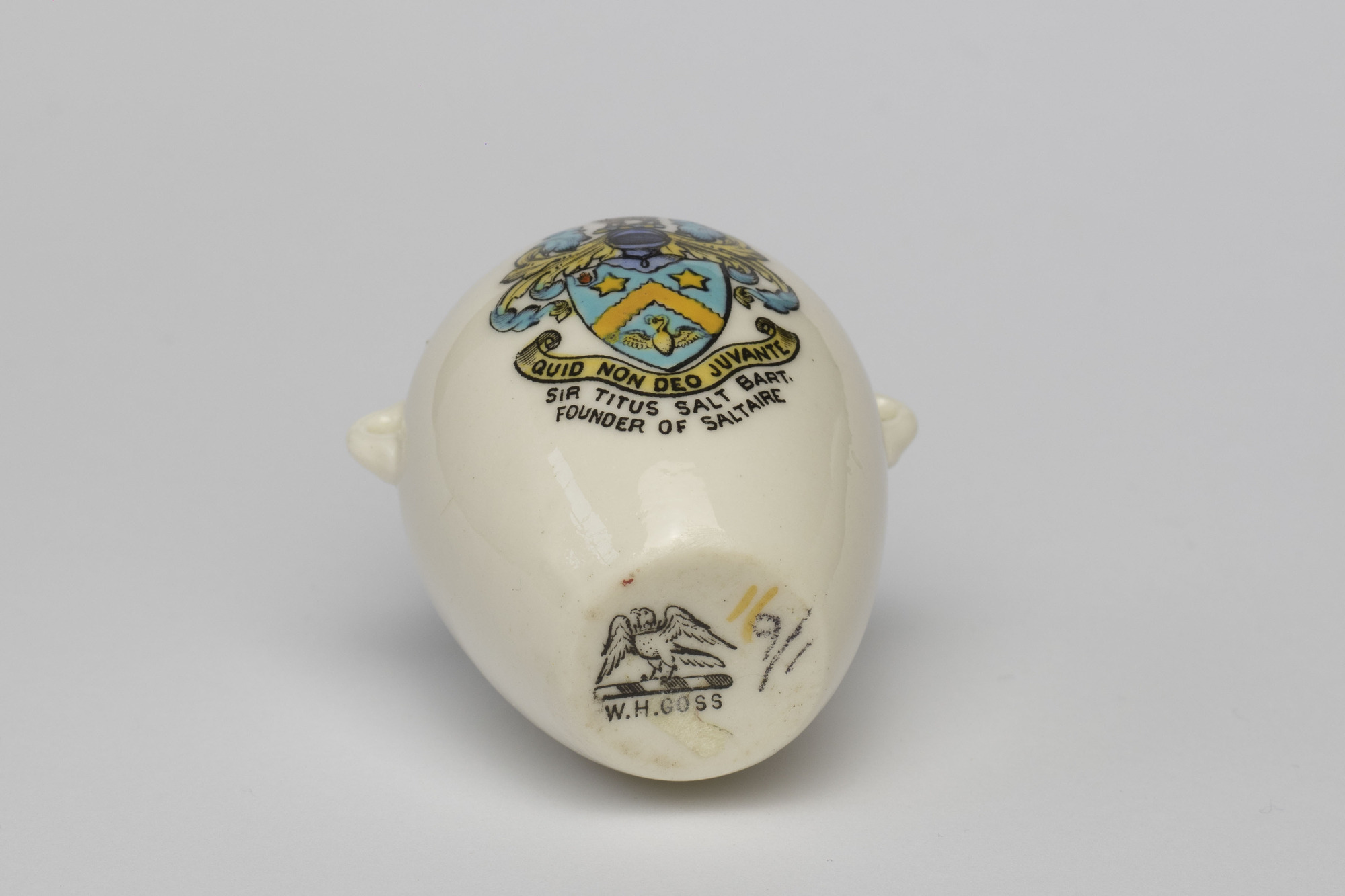 China vase ornament: base view