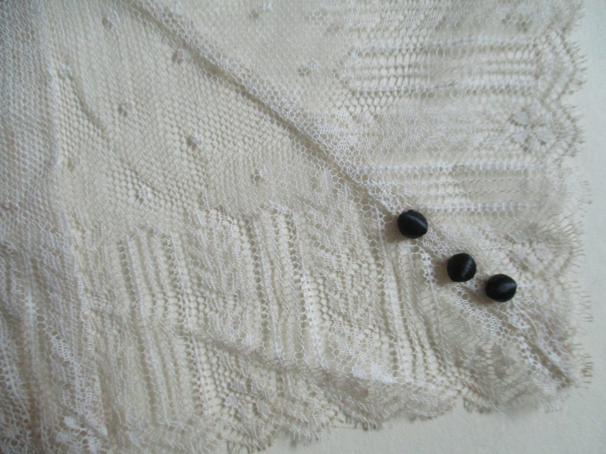 Cream lace collar.: Lace and bead detail on collar.