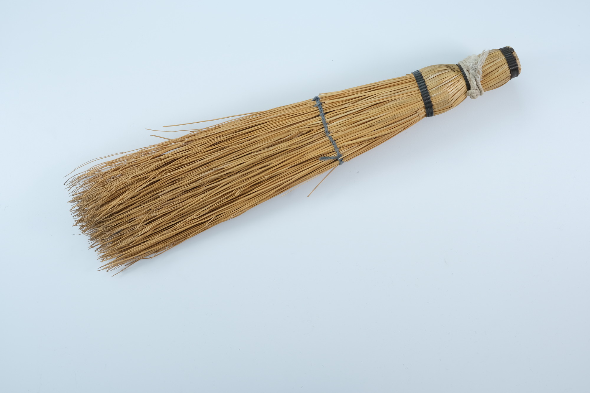 Handheld straw broom