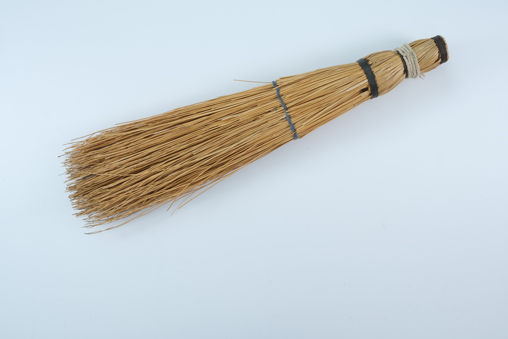Handheld straw broom: View 2