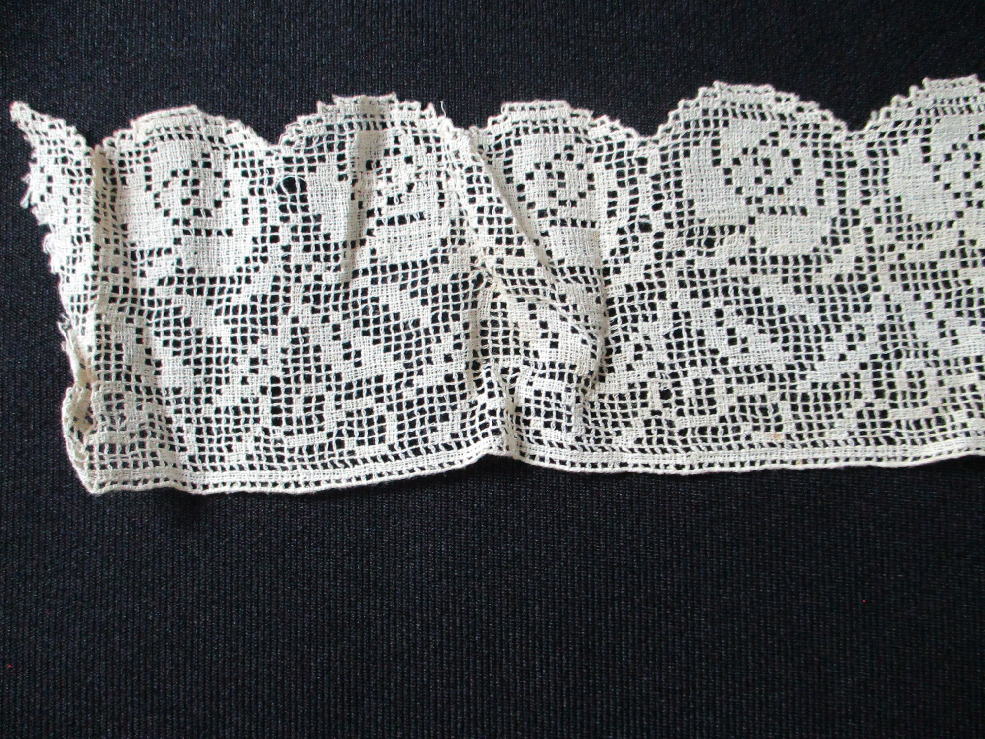 Length of cream lace edging/border.