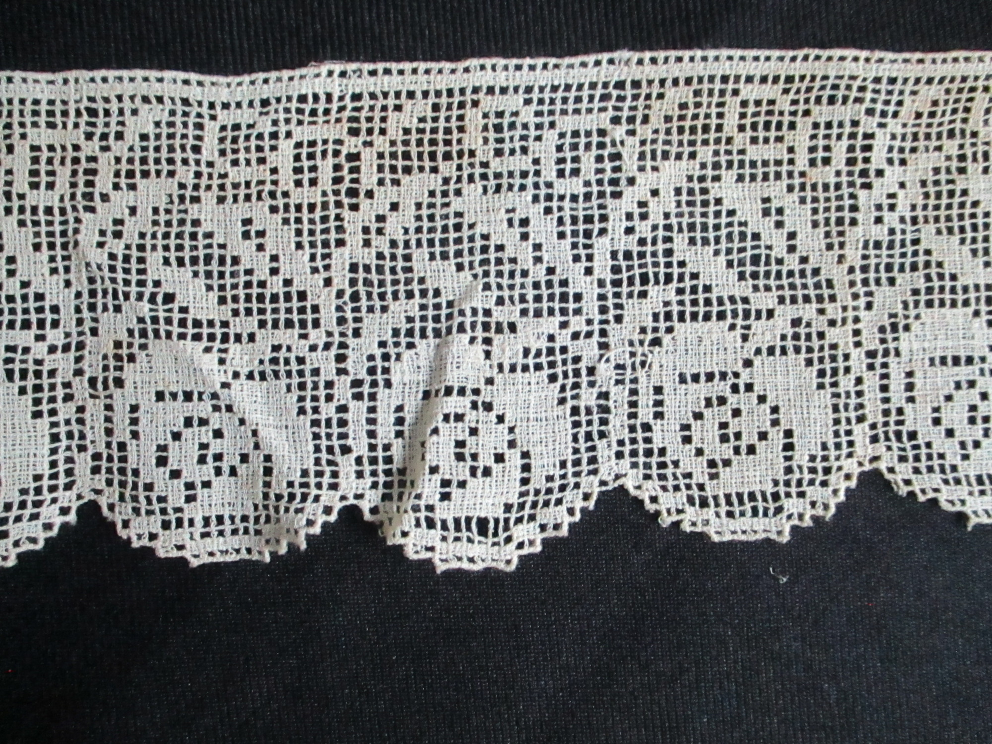 Length of cream lace edging/border.: Length of cotton lace edging with rose detail. (ii)