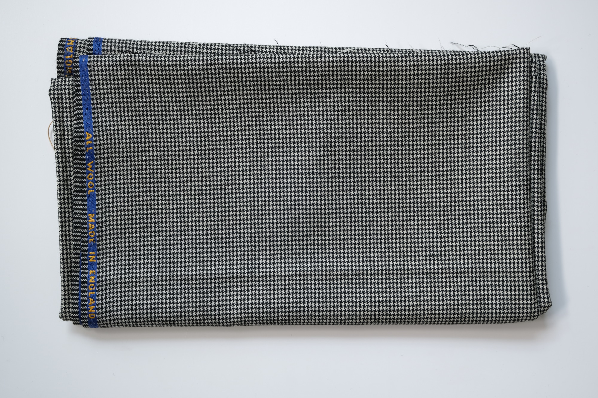 Length of dogtooth-pattern all-wool cloth