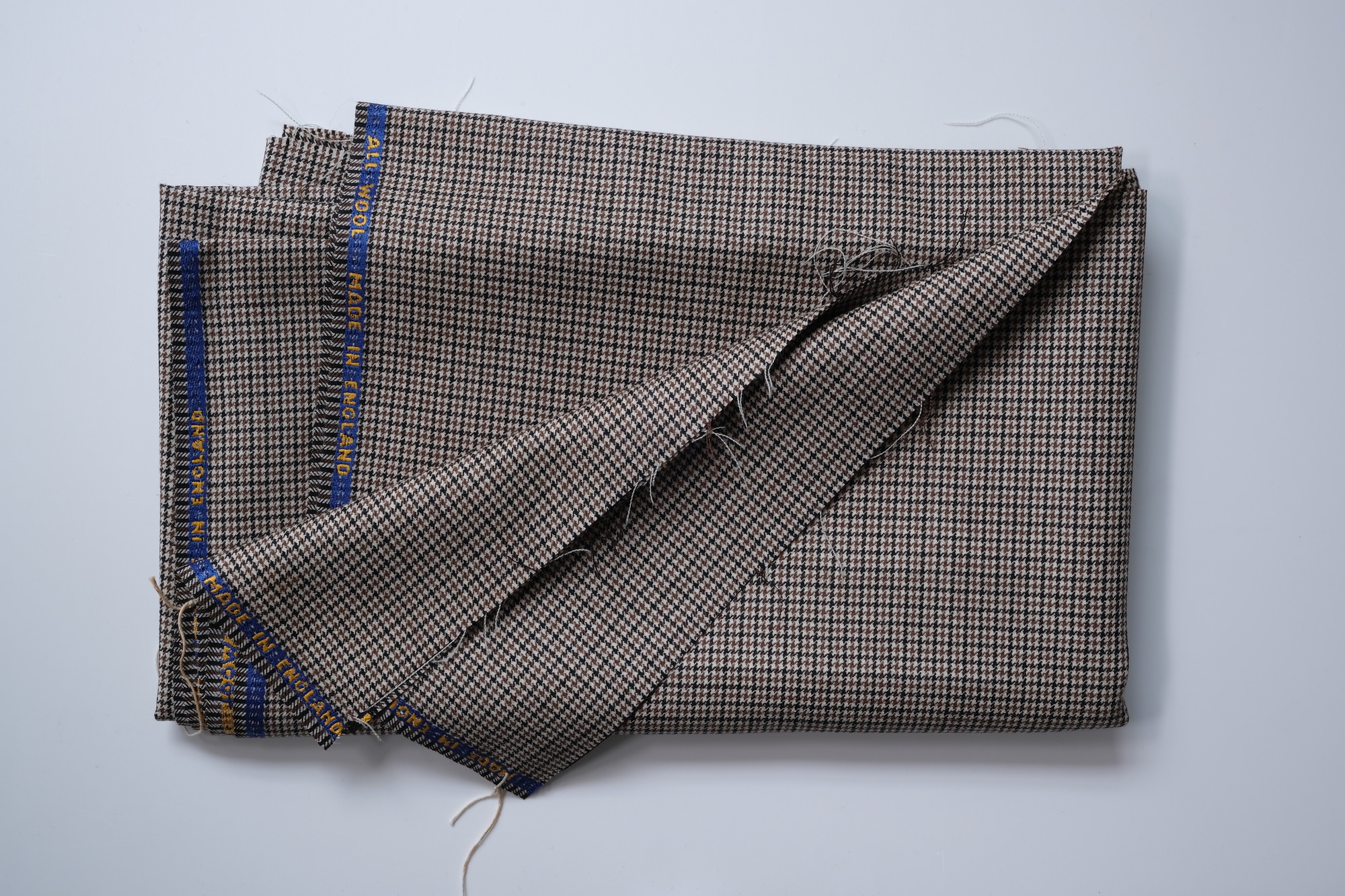 Length of dogtooth-pattern cloth: View showing cloth folded back twice