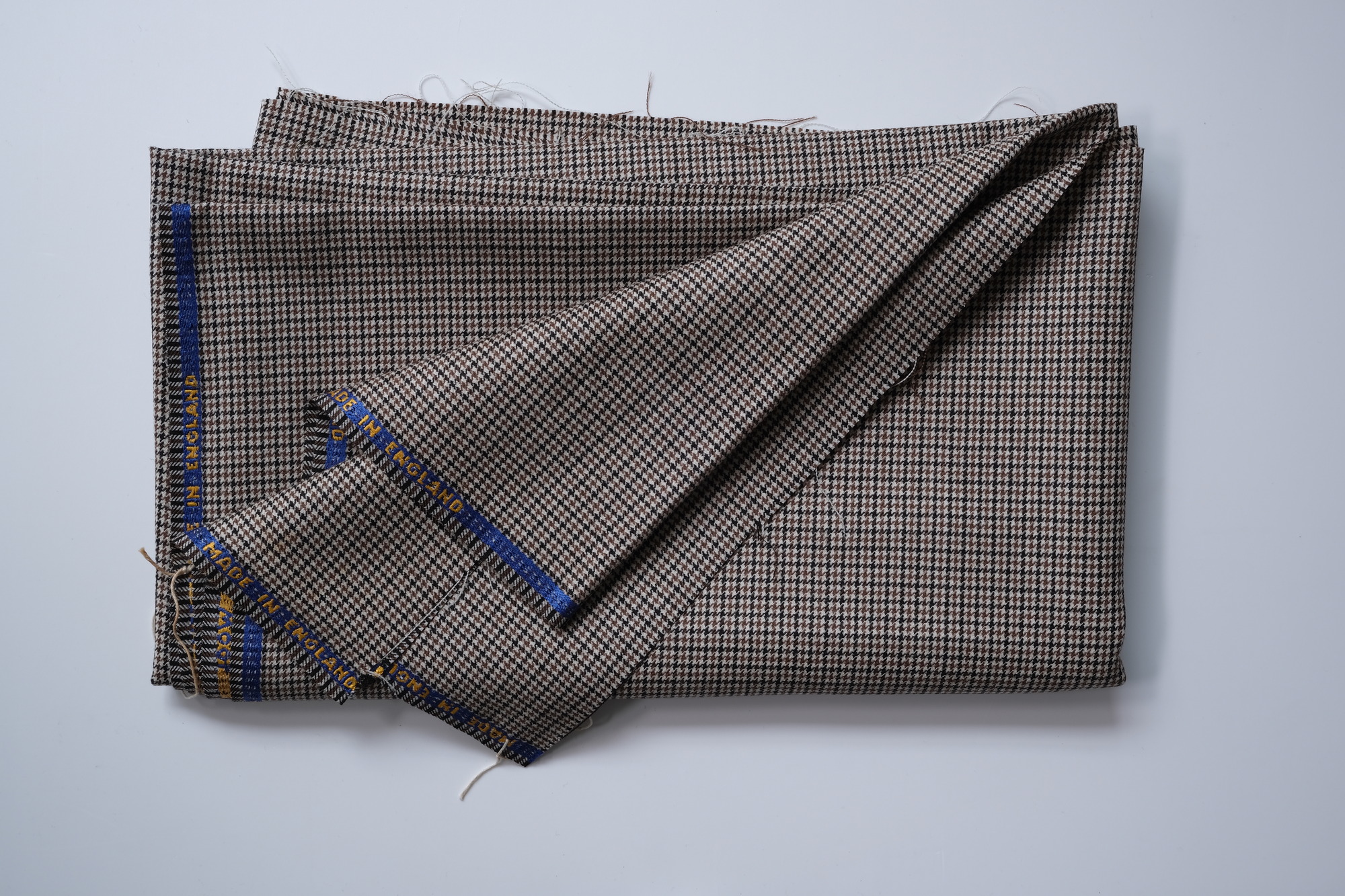 Length of dogtooth-pattern cloth: View showing cloth folded back twice