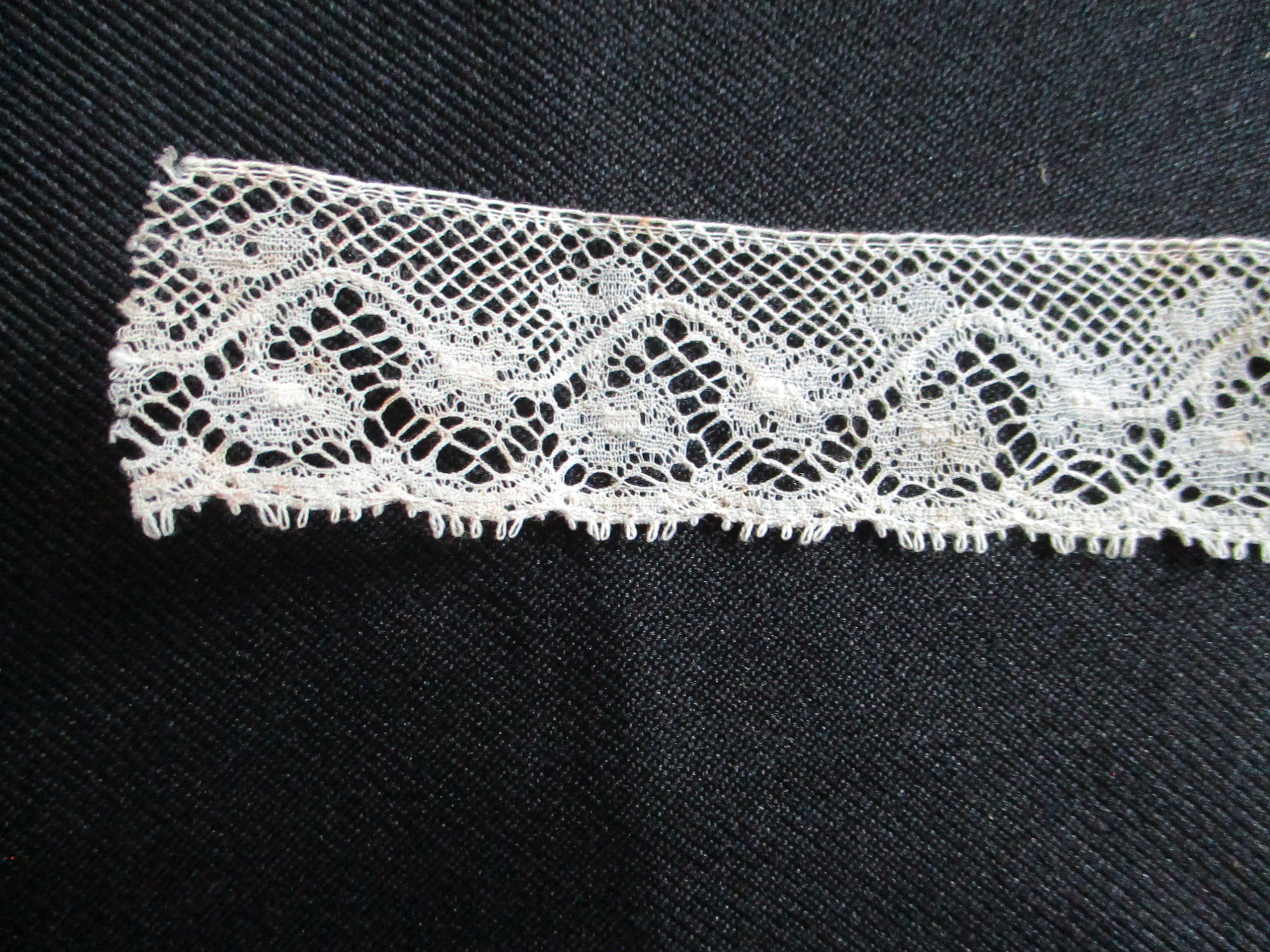 Length of lace trim.: Cream lace trim/edging.