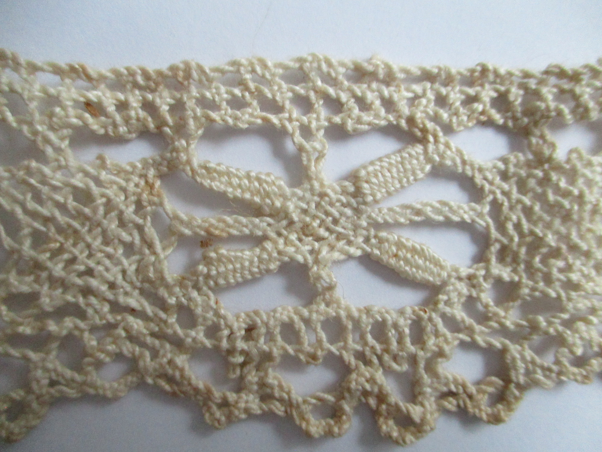 Piece of cotton lace.: Cotton cream lace design detail. (iii)