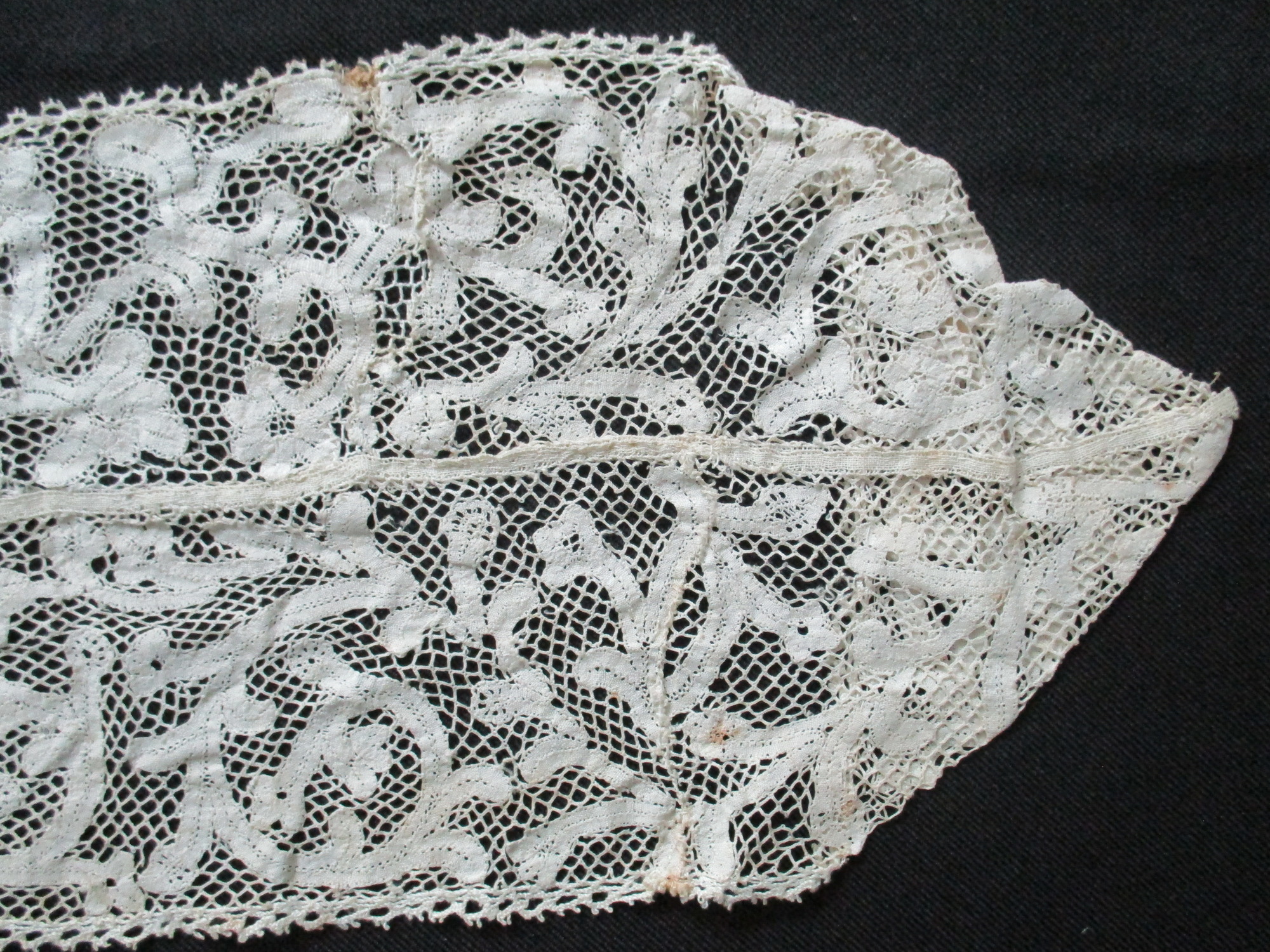 Piece of cream cotton lace.: Close up of cream lace.