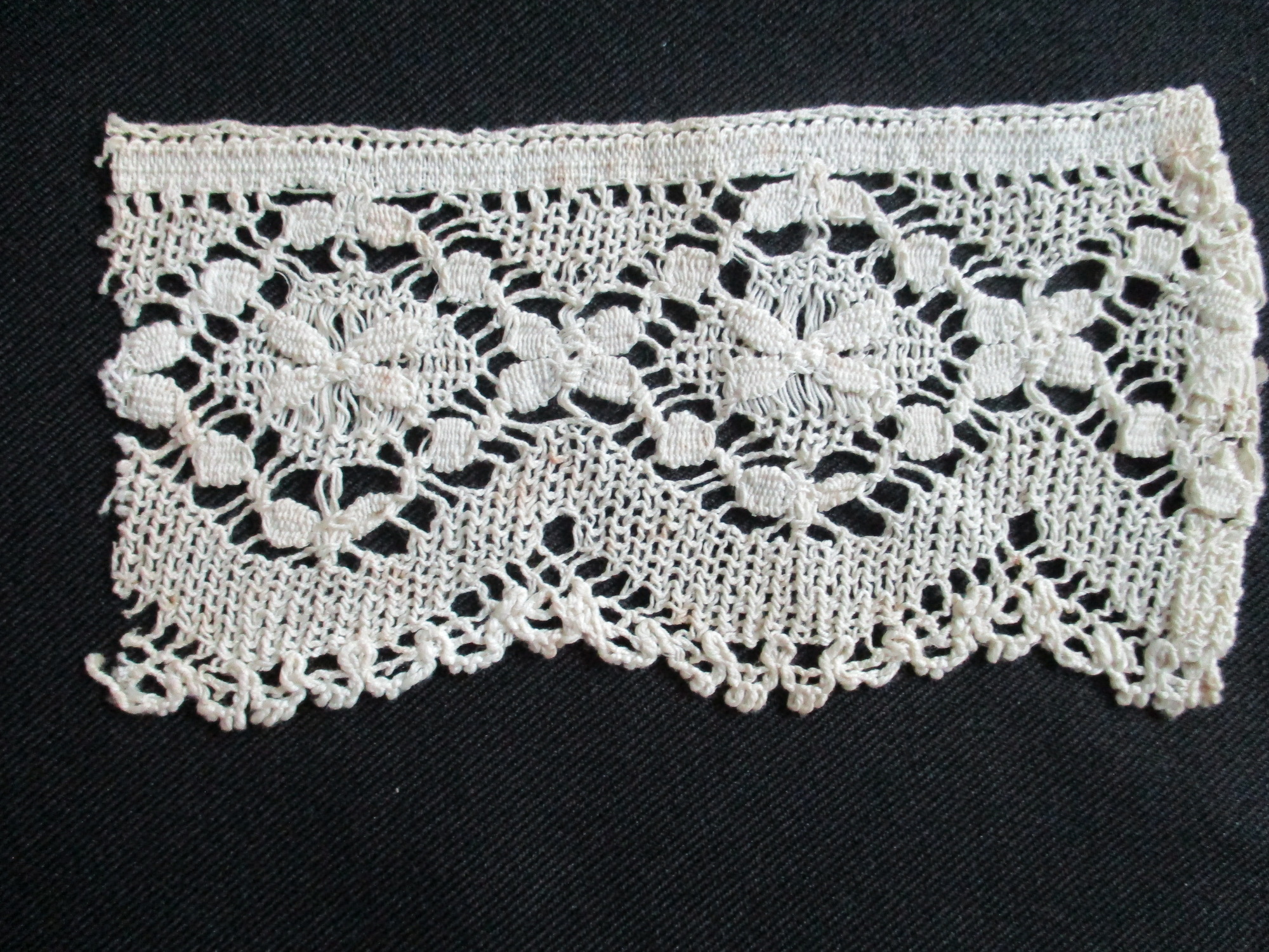 Piece of cream cotton lace.