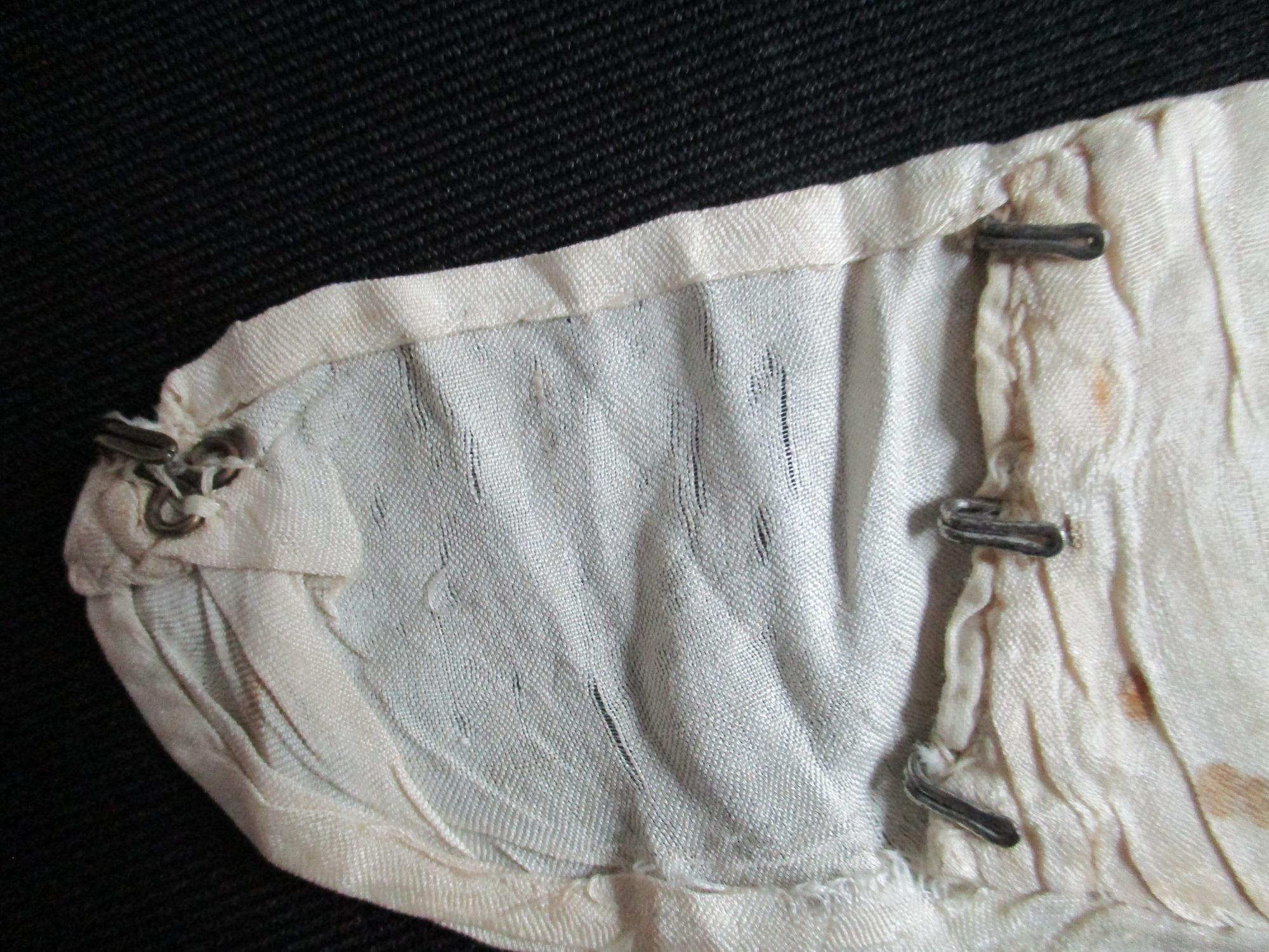 Two part collar: Hook and eye detail on collar liner. (i)