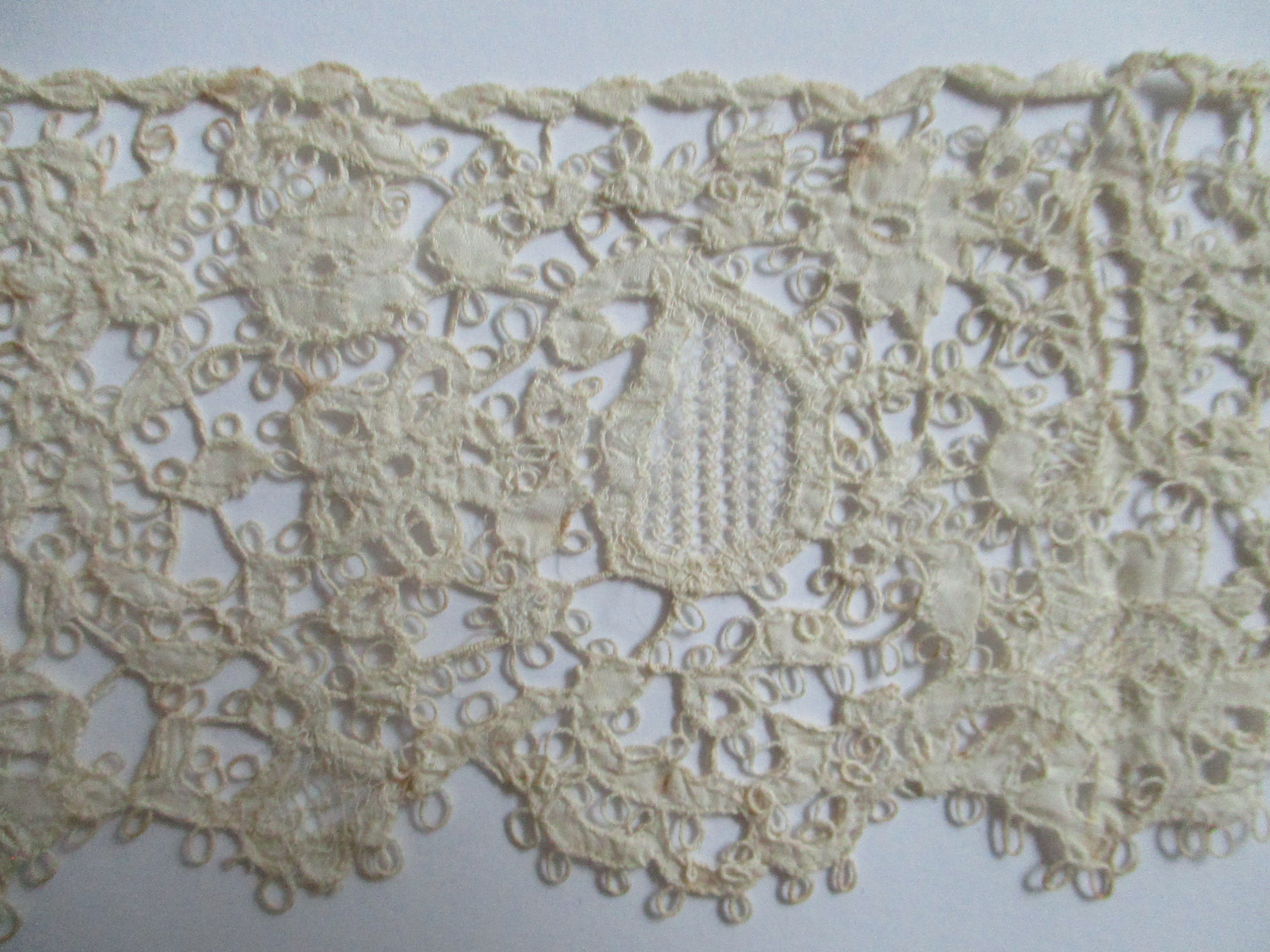Two pieces of cream silk lace.: Paisley and flower detail on cream silk lace. (i)