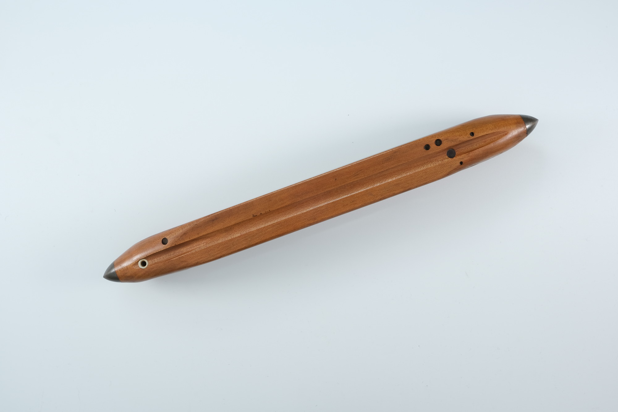 Wooden shuttle: Side view 1