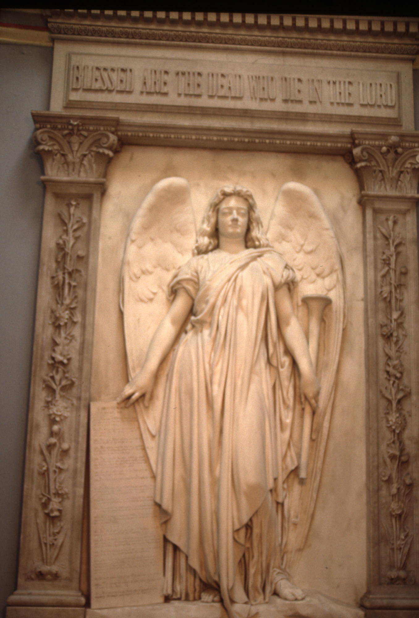 Congregational Church : Mausoleum angel
