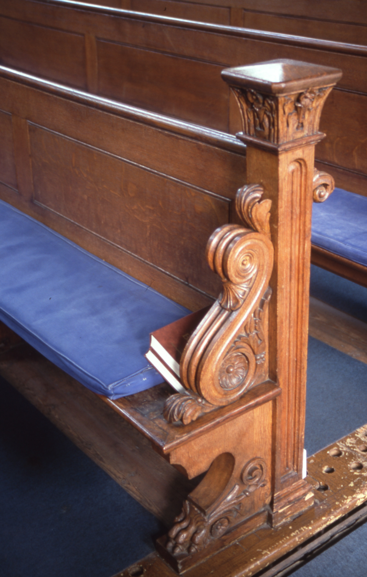 Congregational Church : Pew carvings