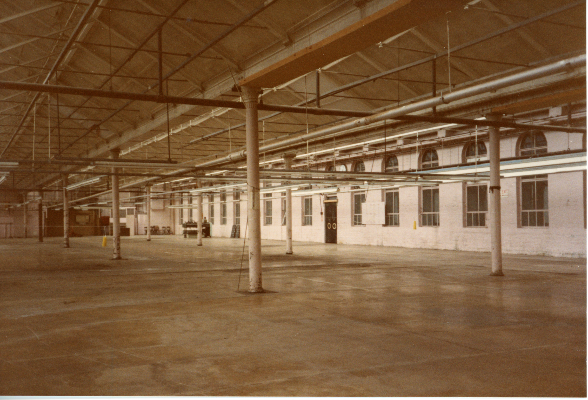 Empty room with columns (2)