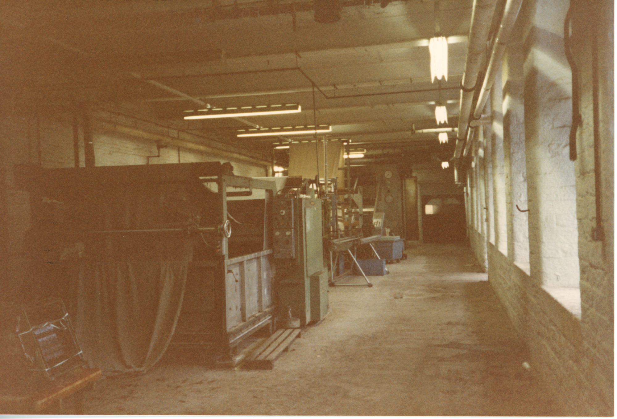 Empty room with old machinery (3)