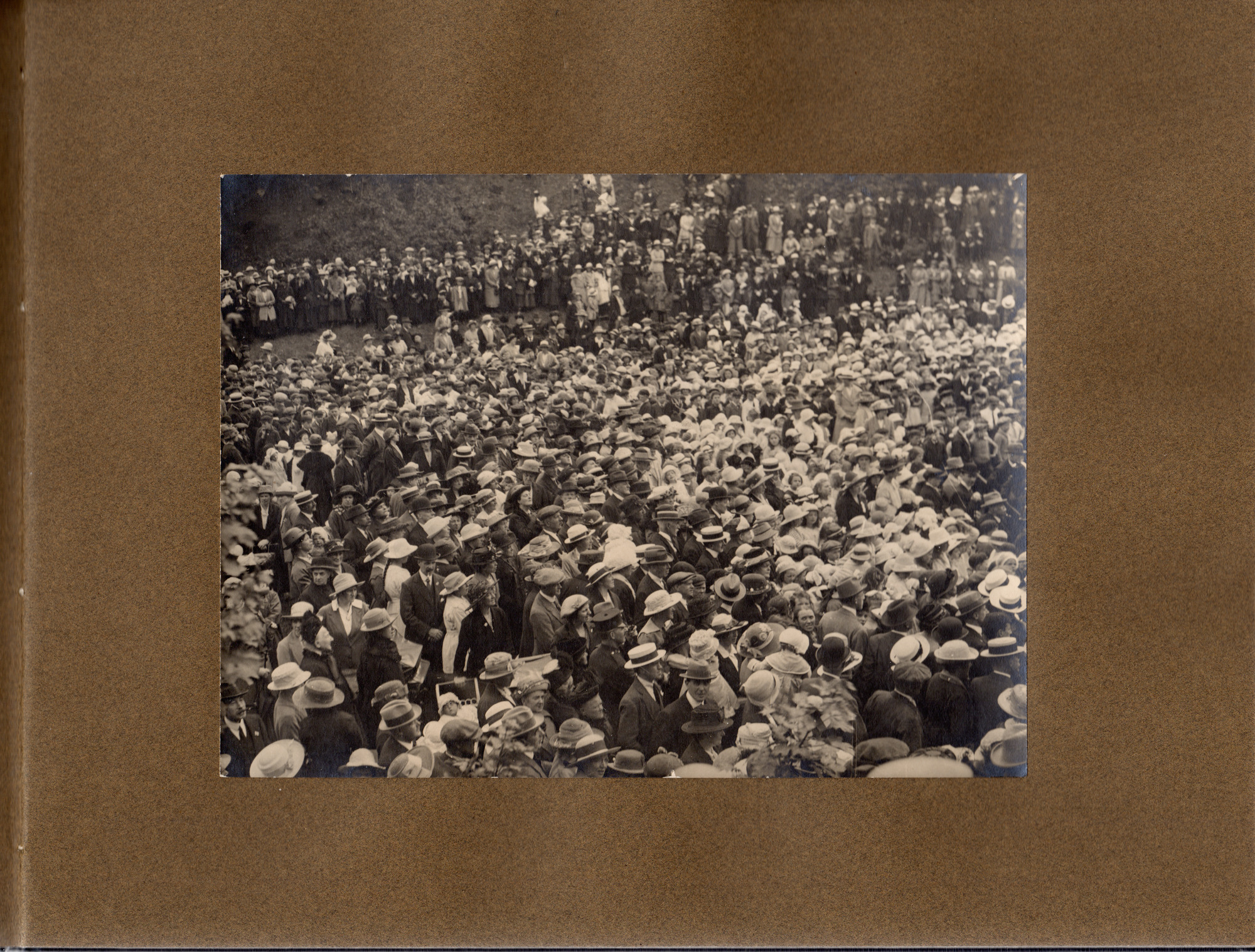 Northcliffe Woods 1920: Page 3 - Crowd at the opening ceremony