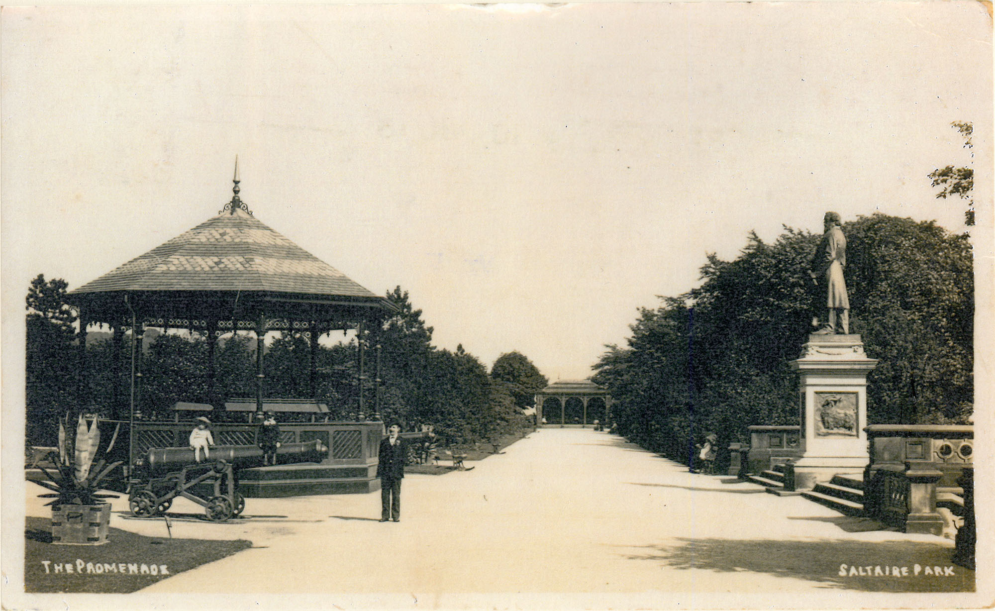 Roberts Park promenade