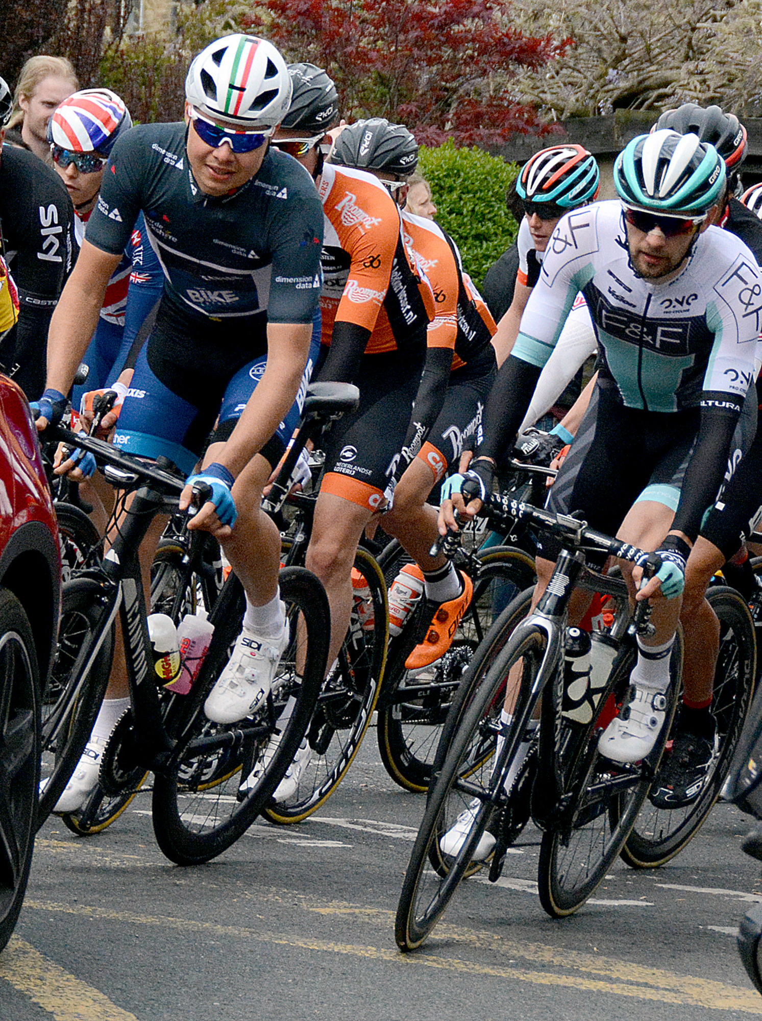 Saltaire Tour de Yorkshire Leading Peleton