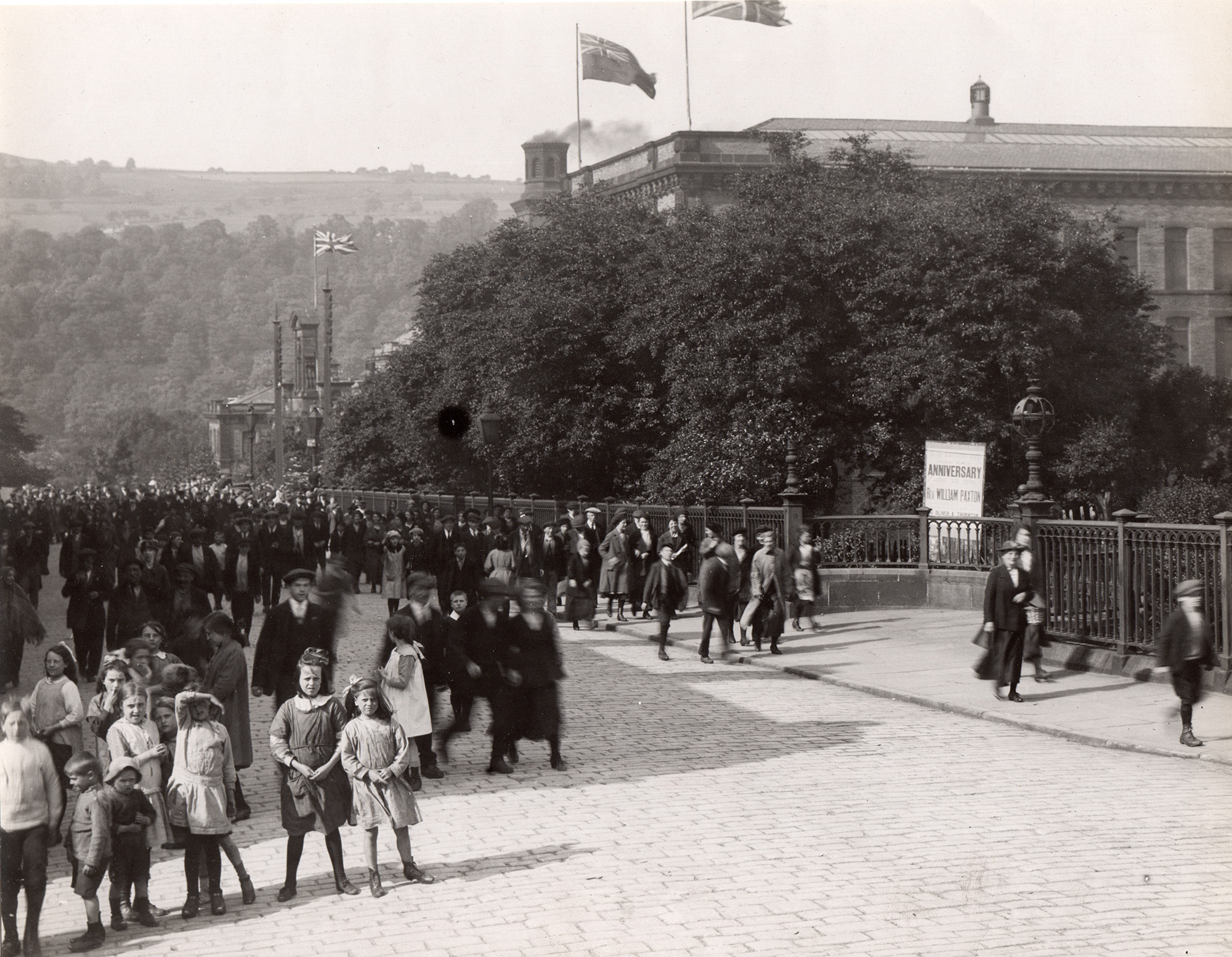 Workers walking up Victoria Road (c.1920s)